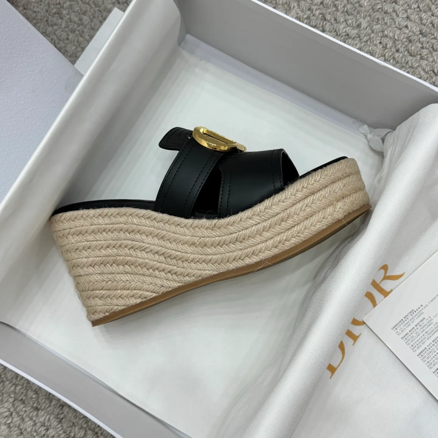 👟👟Ex-factory price 520👟👟 Increased height version✅🇨🇳 🇨🇳Dior 25ss summer high version new sandals. Simple and super versatile. Perfect and luxurious on the feet, can be matched with any spring and summer clothes. The foot feels even more comfortable! The material is a perfect replica of the original. Original disassembly and molding. ✅❶Material: original customized cowhide ✅❷Inner: original customized sheepskin ✅❸Foot: original customized sheepskin ✅❹Outsole: original woven wedge outsole ✅❺Heel height: 9.5cm ✅❻Packaging: original full set of packaging ✅❼Number: 35-41